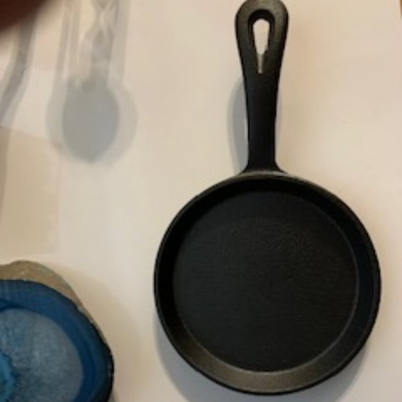 Mini Cast Iron skillet - Picture 3 of 5